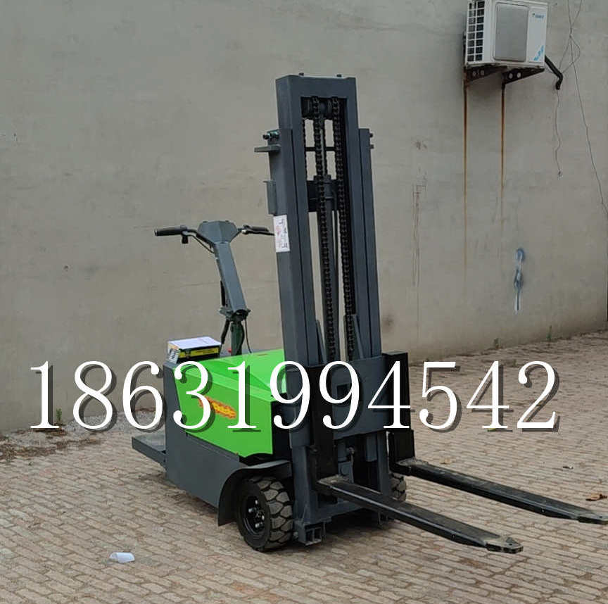 兰陵县优程全电动叉车插腿式堆高车液压装卸车1.5吨升高小型站驾式铲车